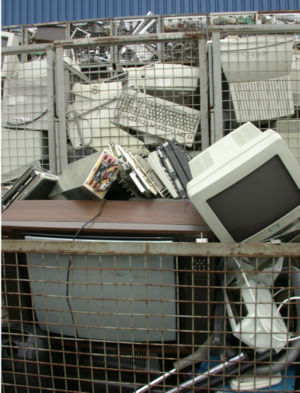 Le recyclage des déchets électronique se met peu à peu en place, dans des conditions d'hygiène et de sécurité parfois douteuses, dans certains pays pauvres