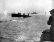 Destruction du torpilleur HMS Louis de la Royal Navy à Suvla durant la bataille des Dardanelles en 1915 par l'artillerie ottomane.