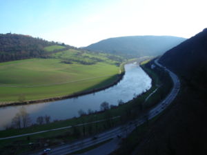 Le fleuve et ses berges sont isolés dans le paysage, des deux côtés, par trois routes et une voie ferrée