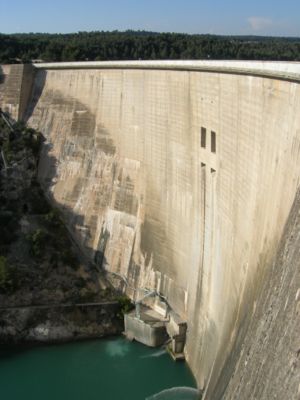 Les petits barrages de moulins à eau n’empêchaient pas les saumons ou truites de mer de remonter. Les grands barrages sont eux, des obstacles majeurs à la migration et circulation des organismes aquatiques des fleuves et rivières. Selon l'évaluation des écosystèmes pour le millénaire, de 1960 à  2000, le volume d’eau stocké dans les barrages-réservoirs (ici barrage de Bimont en France) a quadruplé, devenant de trois à six fois supérieur à celui des rivières et fleuves naturels (hors lacs naturels). Les passes à poissons quand elles existent ne permettent la remontée et dévalaison que d’une partie des poissons.