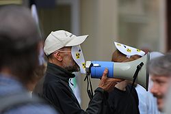 Un militant Greenpeace, à Lille, en avril 2008