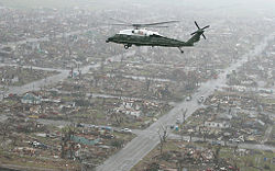 George Wush survolant à bord de Marine One la ville de Greensburg le 9 mai 2007.